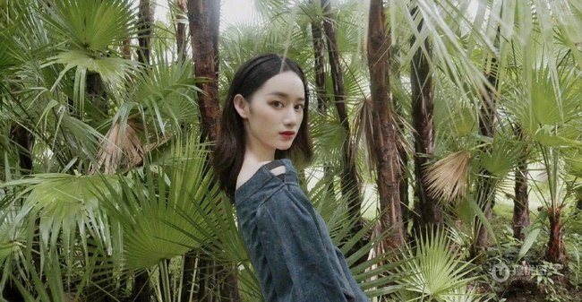 这纤细线条真不是一般的纤细，细腰蜂女生郭晓婷棕榈丛中优美写真