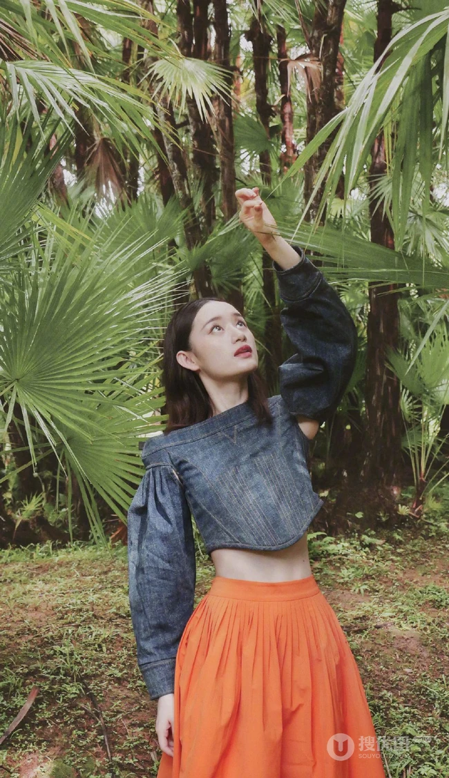 这纤细线条真不是一般的纤细，细腰蜂女生郭晓婷棕榈丛中优美写真