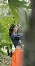 这纤细线条真不是一般的纤细，细腰蜂女生郭晓婷棕榈丛中优美写真