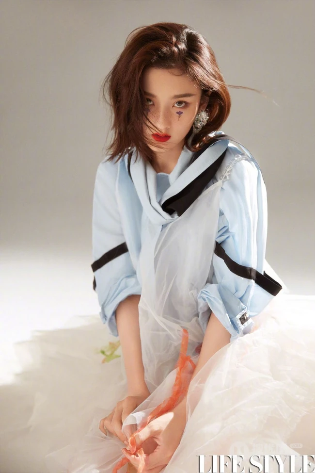 宋祖儿雀斑妆造型酷美个性杂志写真图片