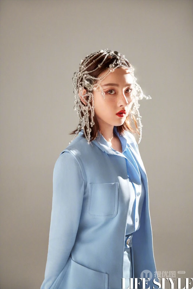 宋祖儿雀斑妆造型酷美个性杂志写真图片