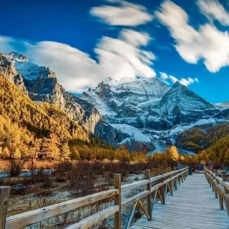 中国香格里拉之魂，稻城亚丁壮丽神圣的雪山，海子风光美图