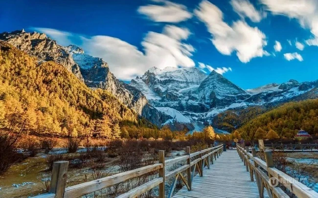 中国香格里拉之魂，稻城亚丁壮丽神圣的雪山，海子风光美图