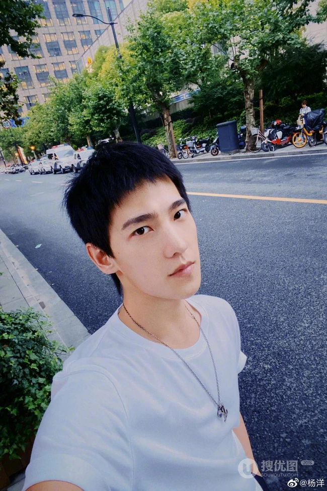 杨洋在微博晒出理发前后对比照，干净阳光，帅气逼人