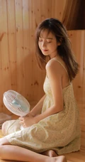 岁月静好，温柔以待，小木屋里漂亮的肩带碎花长裙女生诱人写真套图