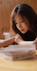 岁月静好，温柔以待，小木屋里漂亮的肩带碎花长裙女生诱人写真套图