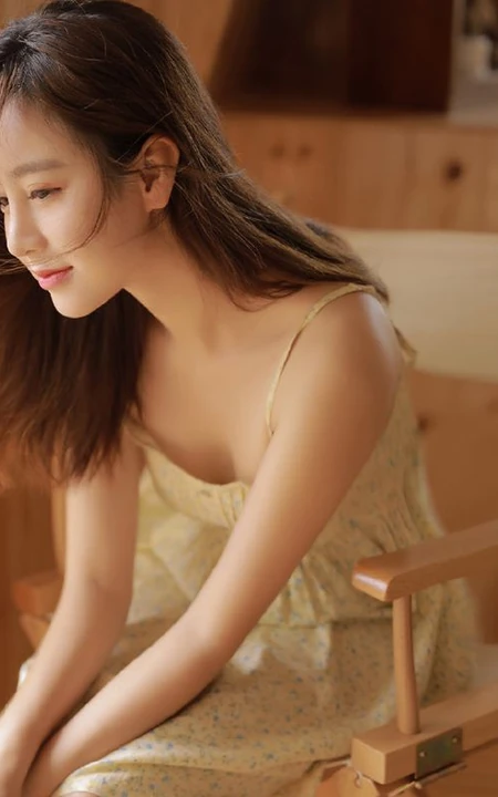 岁月静好，温柔以待，小木屋里漂亮的肩带碎花长裙女生诱人写真套图