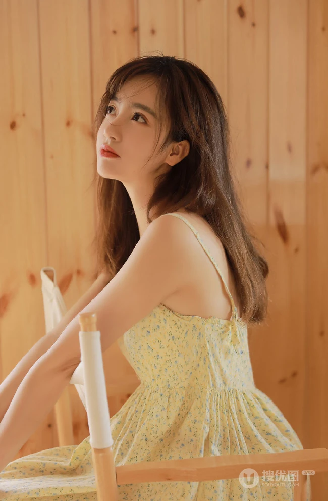 岁月静好，温柔以待，小木屋里漂亮的肩带碎花长裙女生诱人写真套图