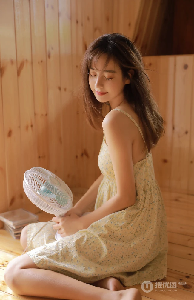 岁月静好，温柔以待，小木屋里漂亮的肩带碎花长裙女生诱人写真套图