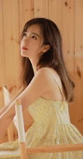 岁月静好，温柔以待，小木屋里漂亮的肩带碎花长裙女生诱人写真套图