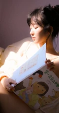 沐浴在阳光下的蕾丝肩带裙温柔苗条浅粉气质女生沙发写真图片集