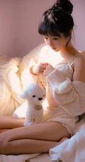 沐浴在阳光下的蕾丝肩带裙温柔苗条浅粉气质女生沙发写真图片集