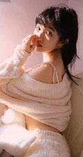 沐浴在阳光下的蕾丝肩带裙温柔苗条浅粉气质女生沙发写真图片集
