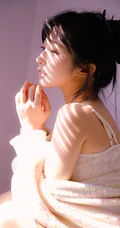 沐浴在阳光下的蕾丝肩带裙温柔苗条浅粉气质女生沙发写真图片集