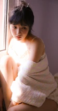 沐浴在阳光下的蕾丝肩带裙温柔苗条浅粉气质女生沙发写真图片集