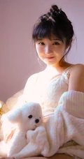 沐浴在阳光下的蕾丝肩带裙温柔苗条浅粉气质女生沙发写真图片集