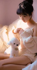 沐浴在阳光下的蕾丝肩带裙温柔苗条浅粉气质女生沙发写真图片集