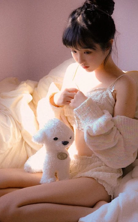 沐浴在阳光下的蕾丝肩带裙温柔苗条浅粉气质女生沙发写真图片集