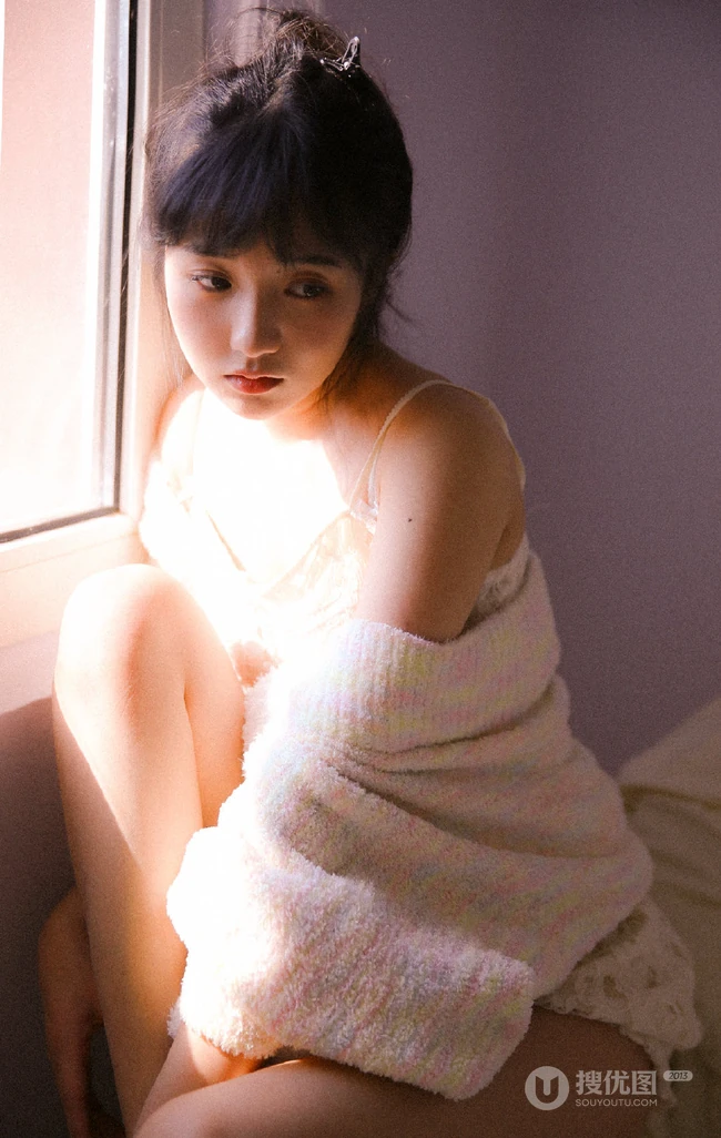 沐浴在阳光下的蕾丝肩带裙温柔苗条浅粉气质女生沙发写真图片集