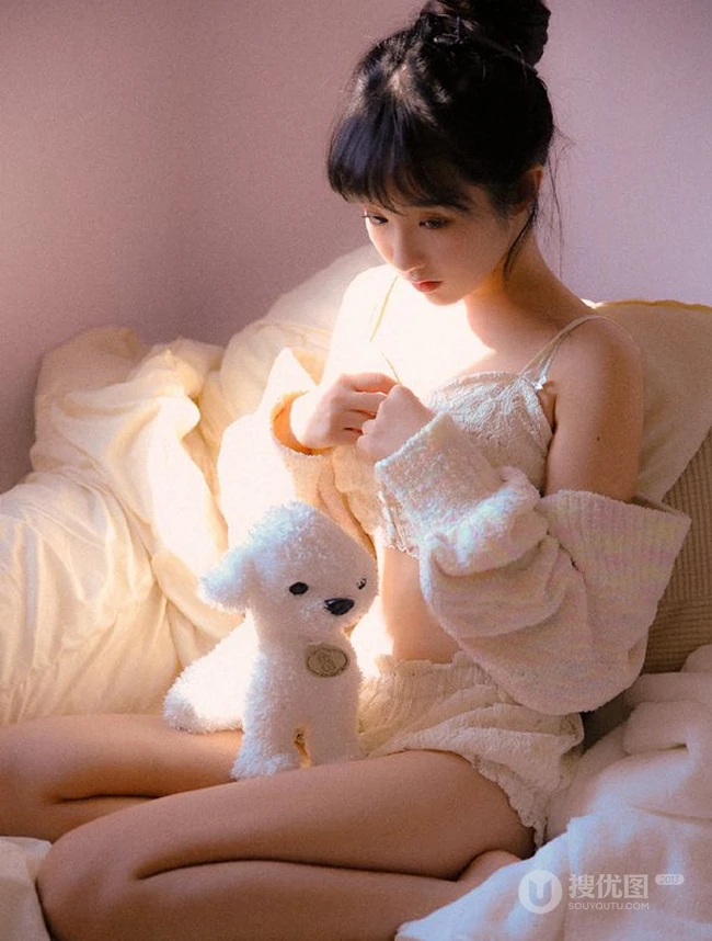 沐浴在阳光下的蕾丝肩带裙温柔苗条浅粉气质女生沙发写真图片集