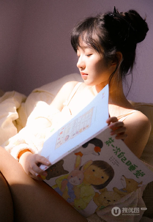 沐浴在阳光下的蕾丝肩带裙温柔苗条浅粉气质女生沙发写真图片集