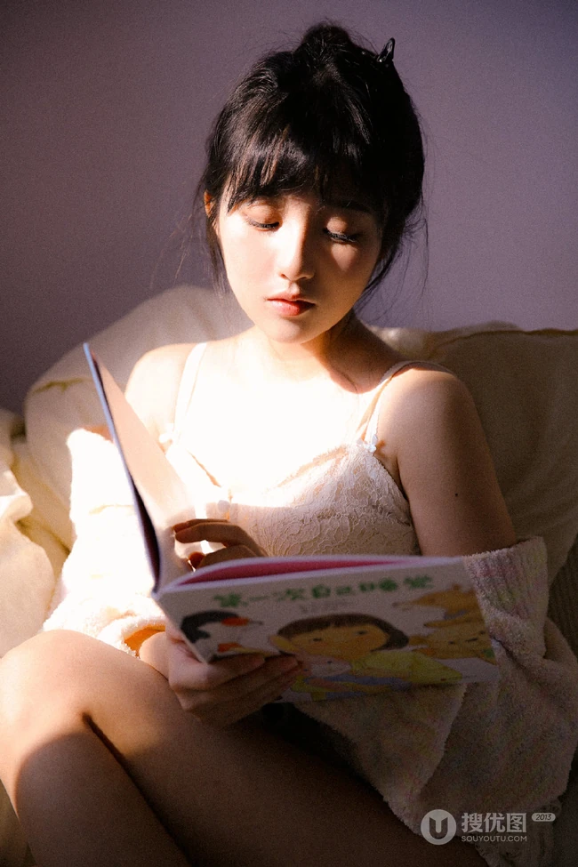 沐浴在阳光下的蕾丝肩带裙温柔苗条浅粉气质女生沙发写真图片集
