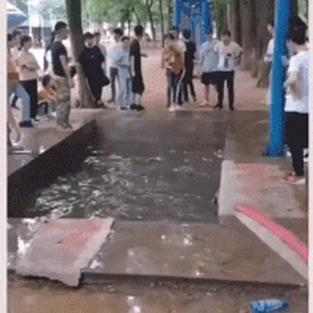某公园里荡绳子过水坑搞笑图片