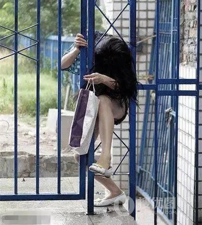 女生身材好就是任性，这么小的栏杆也能钻出去！