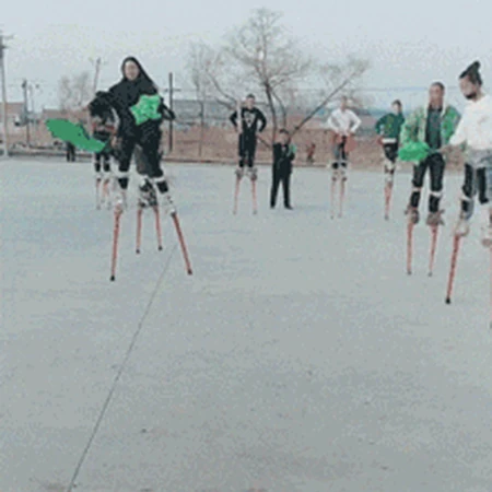 高跷还能这么玩啊?广场踩高跷劈腿的两个女生动态图片
