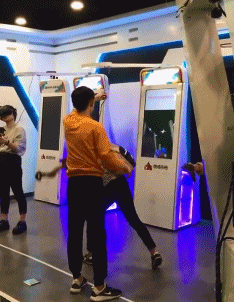 这妹子肯定练过，戴眼镜玩VR游戏的功夫妹子动态图
