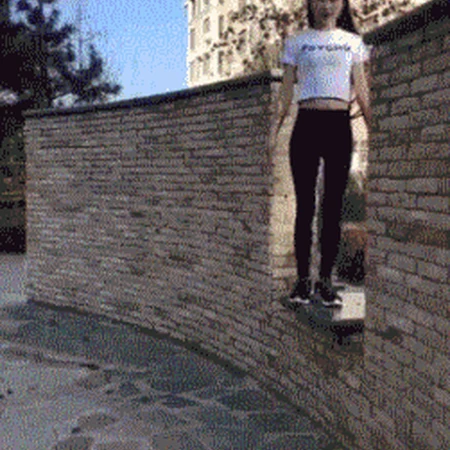 这妹子的一字马是真的无敌了，不痛吗？