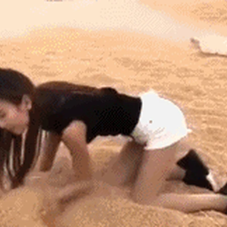 狗狗是发现了什么呢吗？玩沙子的女生动态图片