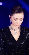 万茜《乘风破浪的姐姐》全黑穿着亮相舞台，连衣短裙着身又酷又美
