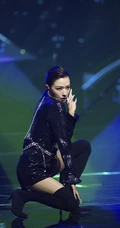 万茜《乘风破浪的姐姐》全黑穿着亮相舞台，连衣短裙着身又酷又美