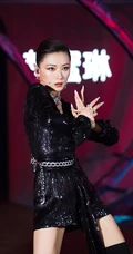 万茜《乘风破浪的姐姐》全黑穿着亮相舞台，连衣短裙着身又酷又美