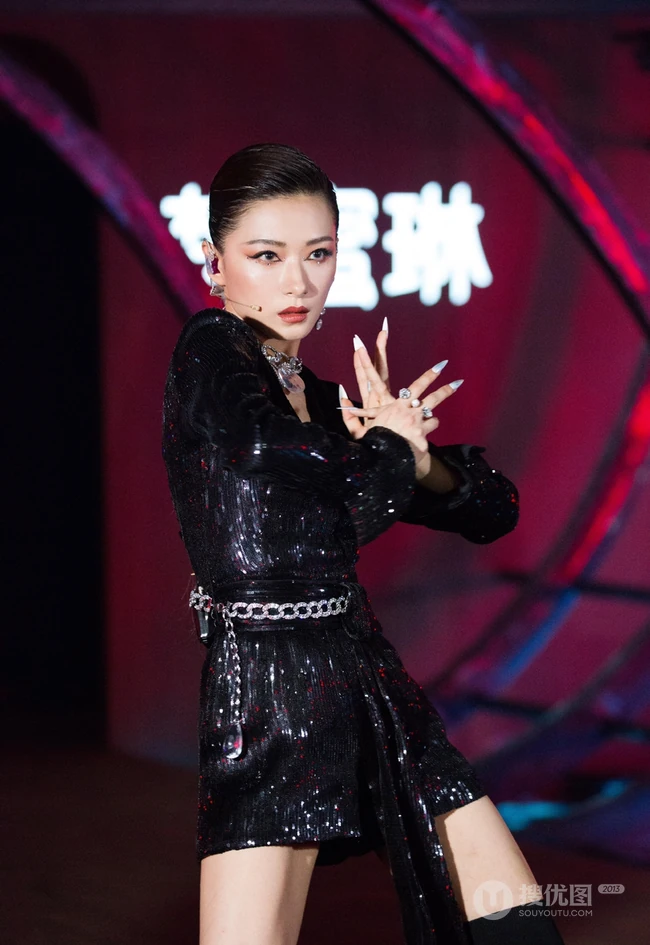 万茜《乘风破浪的姐姐》全黑穿着亮相舞台，连衣短裙着身又酷又美