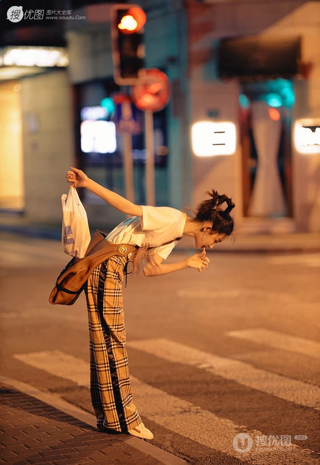 孙佳雨可爱靓丽街拍写真