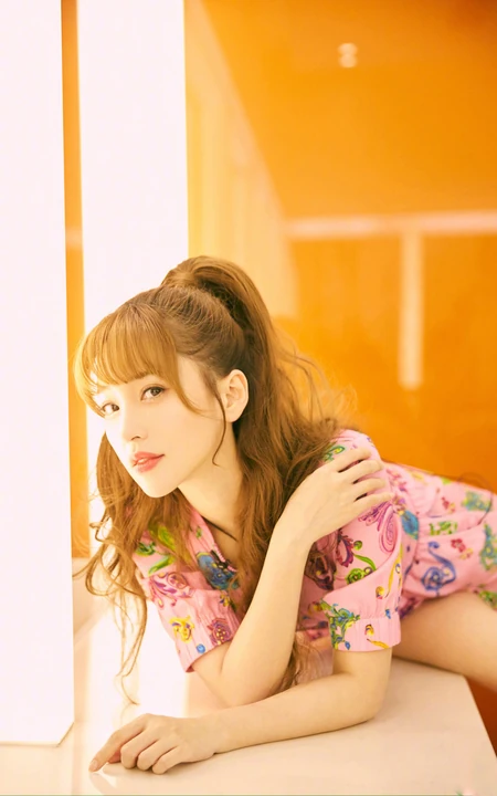 金莎微博晒印花连体衣短裤唯美写真，齐刘海，马尾辫，清新靓丽