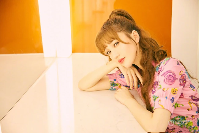 金莎微博晒印花连体衣短裤唯美写真，齐刘海，马尾辫，清新靓丽