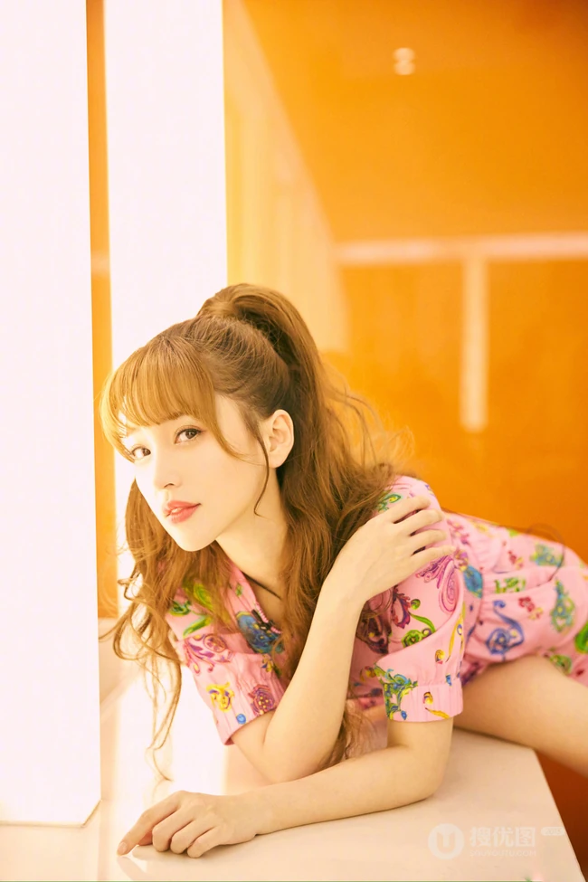 金莎微博晒印花连体衣短裤唯美写真，齐刘海，马尾辫，清新靓丽