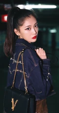 田依桐地下室停车场酷美马尾辫，短裙写真图片