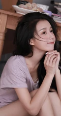 这个小姐姐真是太漂亮了，小脸，双眼皮，大眼睛，笑容超甜！