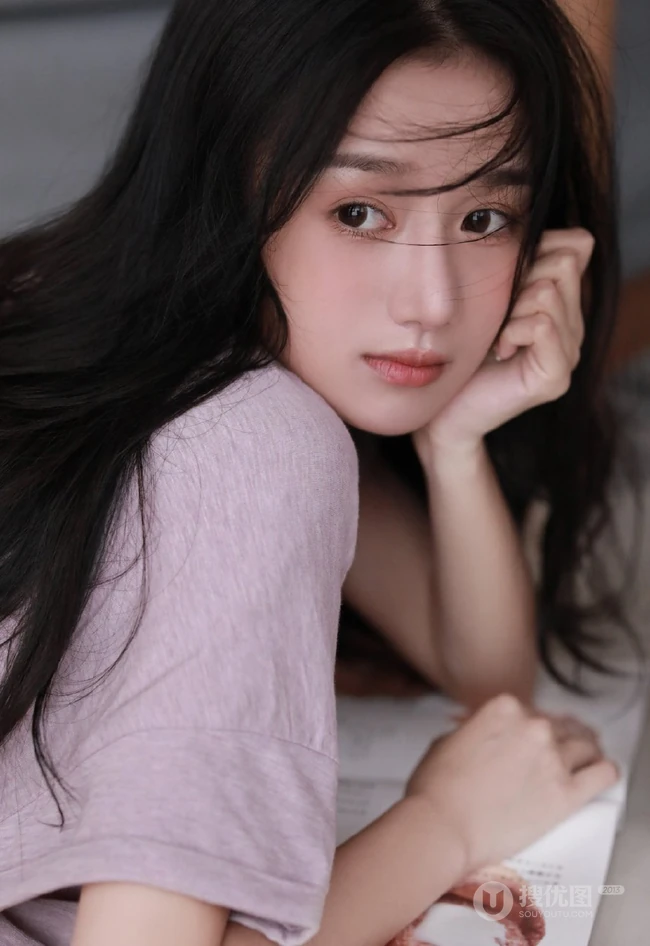 这个小姐姐真是太漂亮了，小脸，双眼皮，大眼睛，笑容超甜！