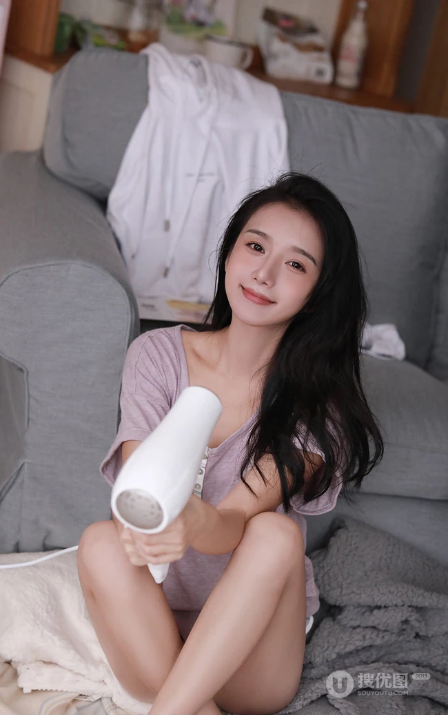 这个小姐姐真是太漂亮了，小脸，双眼皮，大眼睛，笑容超甜！