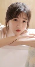 可爱型圆脸少女纯白肩带衣短裤在浴缸里玩耍写真图片