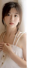 可爱型圆脸少女纯白肩带衣短裤在浴缸里玩耍写真图片