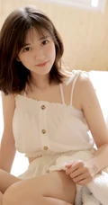 可爱型圆脸少女纯白肩带衣短裤在浴缸里玩耍写真图片