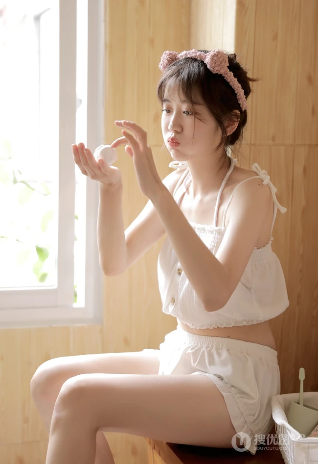 可爱型圆脸少女纯白肩带衣短裤在浴缸里玩耍写真图片
