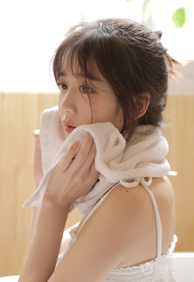 可爱型圆脸少女纯白肩带衣短裤在浴缸里玩耍写真图片
