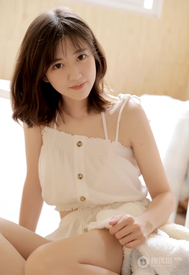 可爱型圆脸少女纯白肩带衣短裤在浴缸里玩耍写真图片